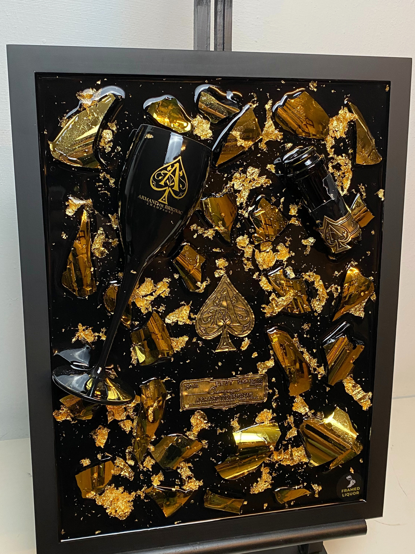 Golden Boy Broken Bottle Art - Framed Liquor - Flessen kunst- muurdecoratie