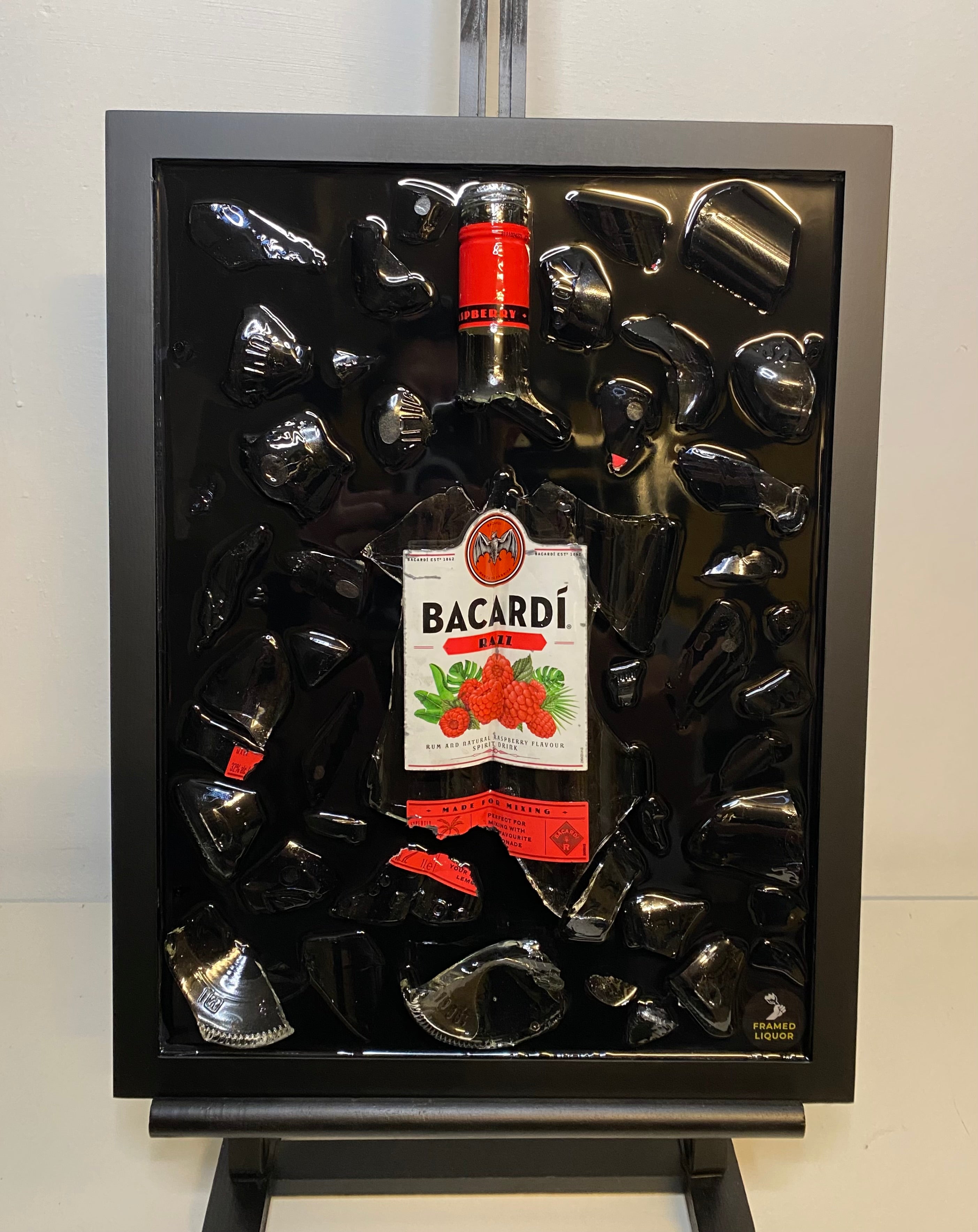Bacardi Razz Broken Bottle Art, Framed Liquor, ingelijste drankfles, flessenkunst, muurkunst, schilderij