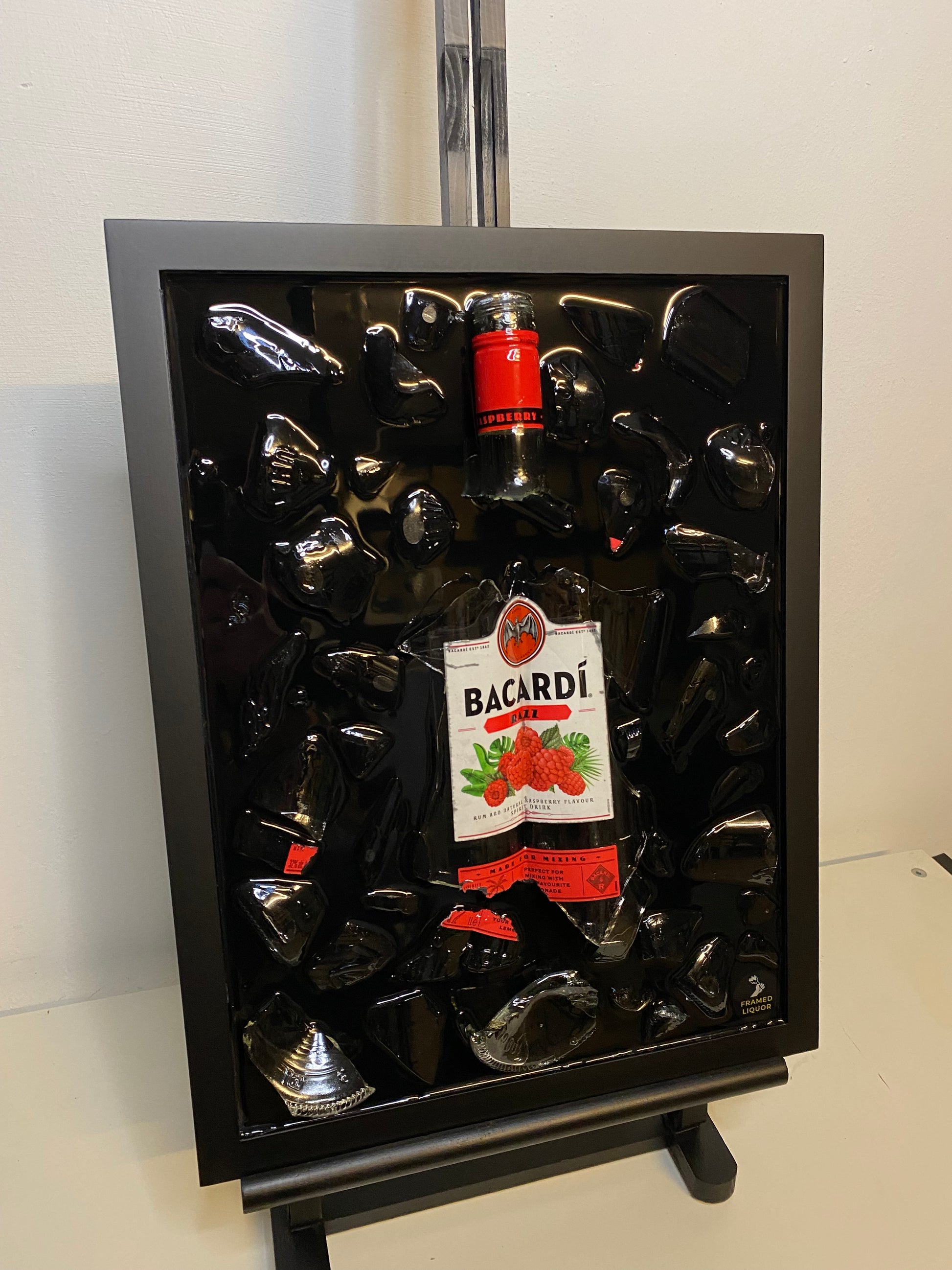 Bacardi Razz Broken Bottle Art, Framed Liquor, ingelijste drankfles, flessenkunst, muurkunst, schilderij